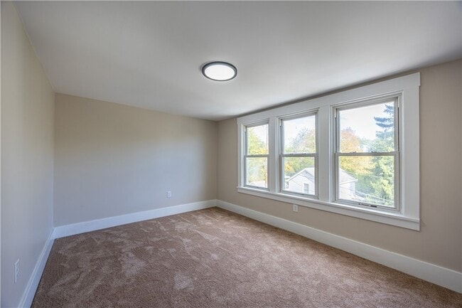 Building Photo - 232 St Clair St