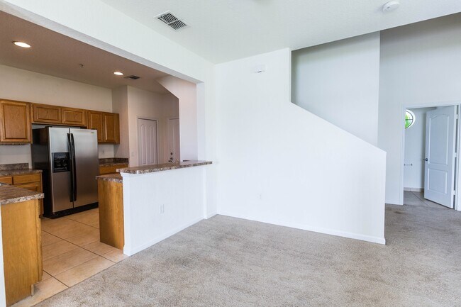 Building Photo - Beautiful spacious 4 bedroom, 2.5 bathroom townhome!