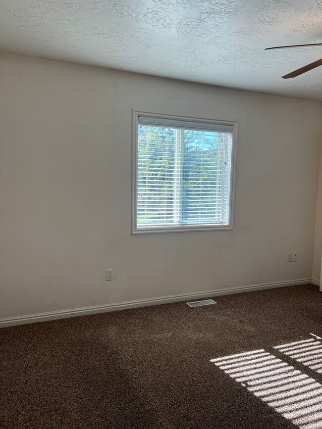 Building Photo - 2 bed 1.5 bath unit in the Meadows