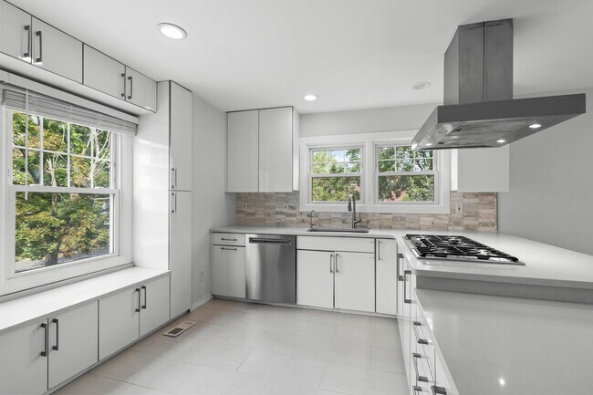 Building Photo - 6 Grand Cove Way