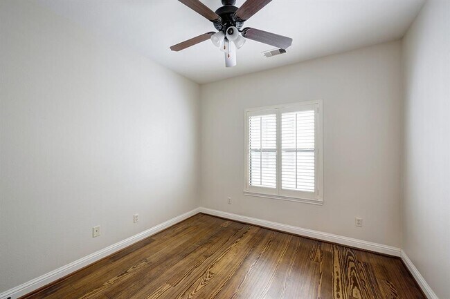 Building Photo - 2346 Camden Dr