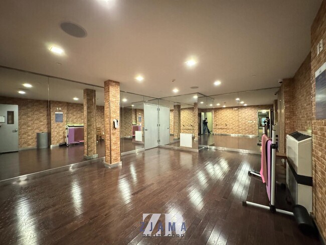 Building Photo - 123 Parkside Ave