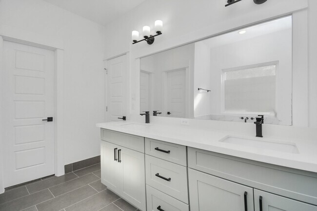 Building Photo - 778 W Tidwell Rd