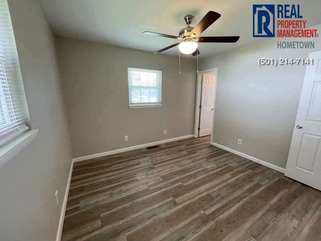 Building Photo - 2415 N Lakeview