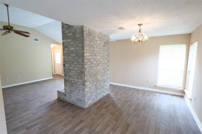 Building Photo - 22015 Kenlake Dr