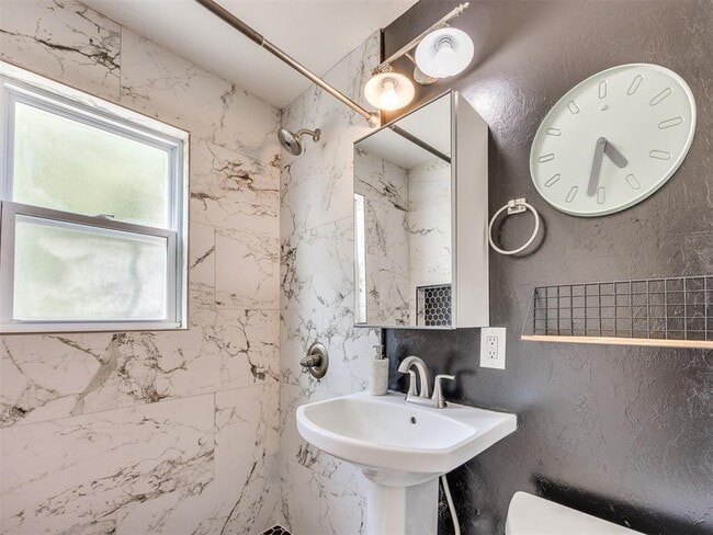 Building Photo - 217 E Daws St