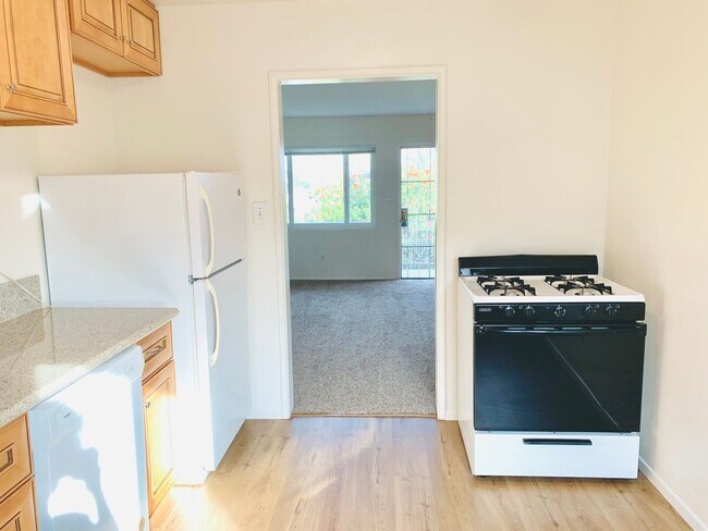 Building Photo - 2BD/1BA UPSTAIRS APARTMENT IN PACIFIC BEAC...