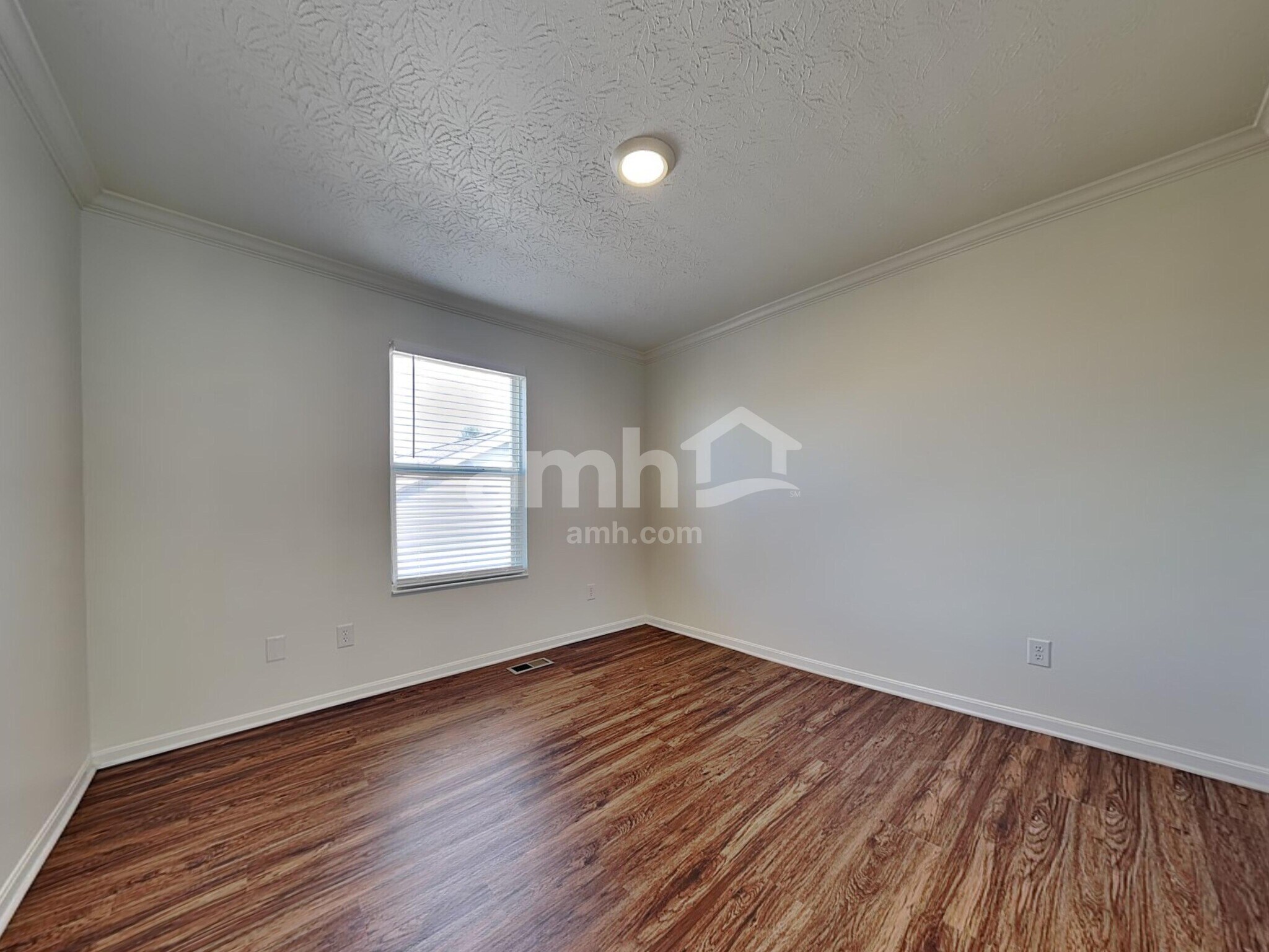 Building Photo - 3270 Village Dr