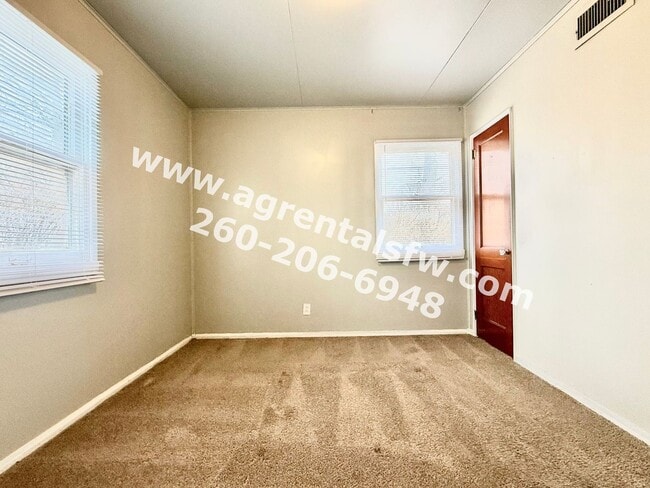 Building Photo - 3 Bedroom House