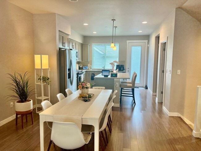 Building Photo - 3Bd/2.5Ba Lynnwood Townhouse
