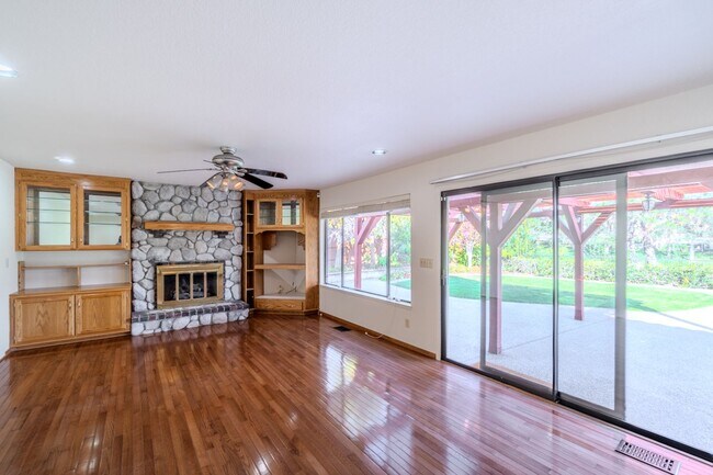 Building Photo - 2741 Seminole Dr