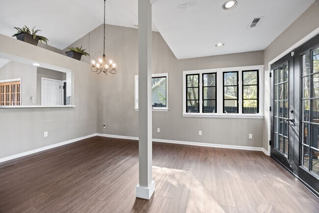 Building Photo - Charming 3BR Home with Large Private Yard Near Downtown Raleigh