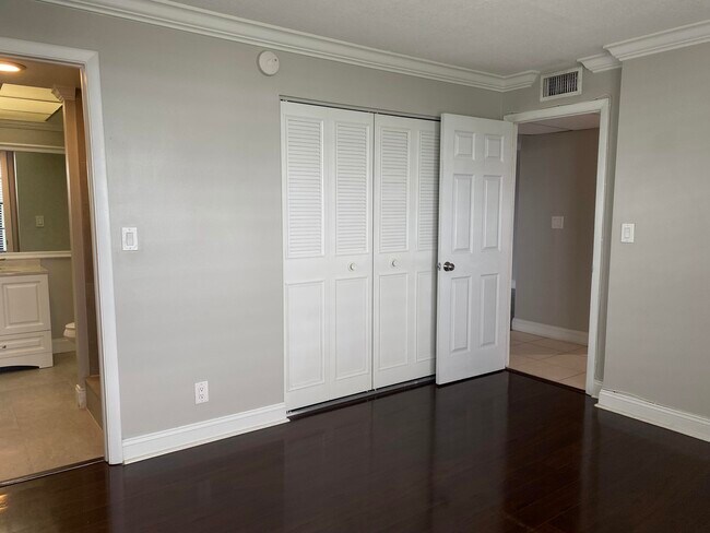 Building Photo - 9 Royal Palm Way