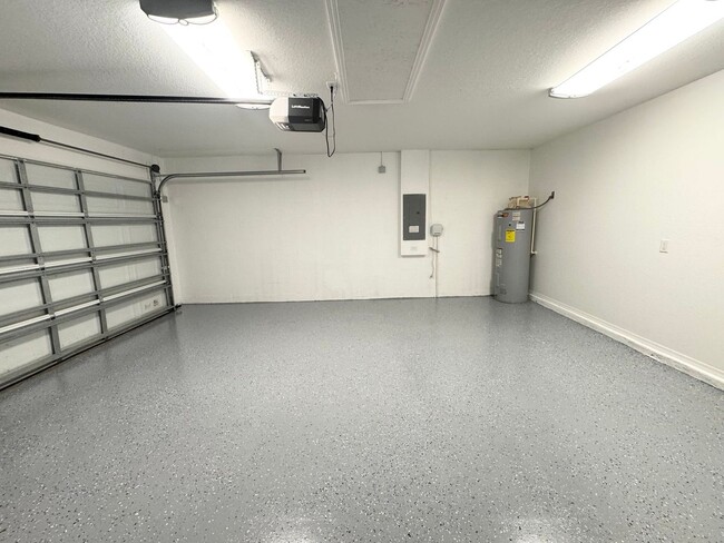 Building Photo - 4 Bedroom 2 Bath - Gated Community - Move ...
