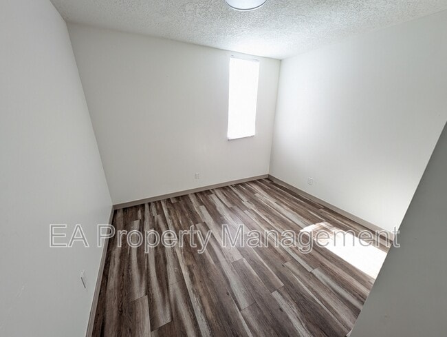 Building Photo - 725 Edith Blvd SE