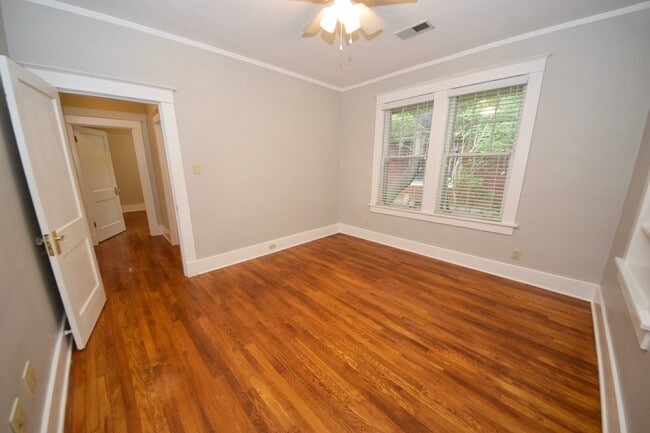 Building Photo - DARLING charmer with 3 beds and 2 baths near the U of M.