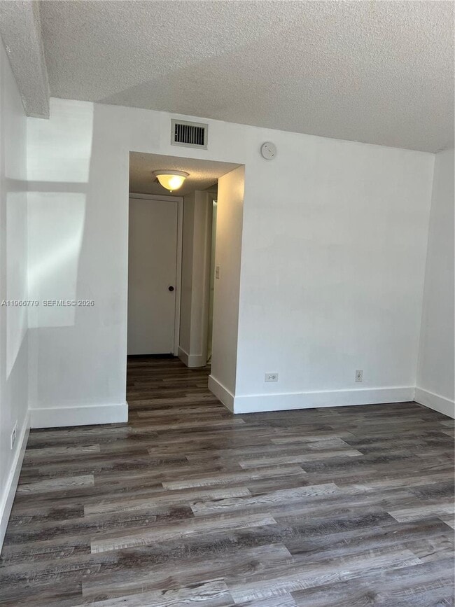 Building Photo - 3690 Inverrary Dr