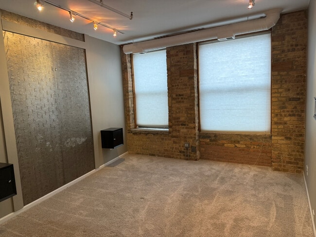 Building Photo - 1735 W Diversey Pkwy