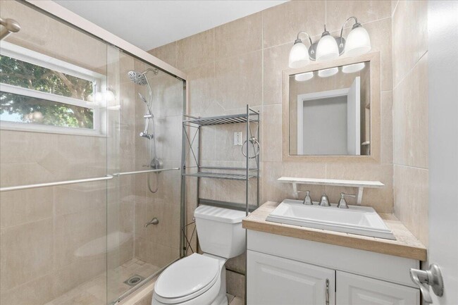 Building Photo - 1510 NE 32nd Pl