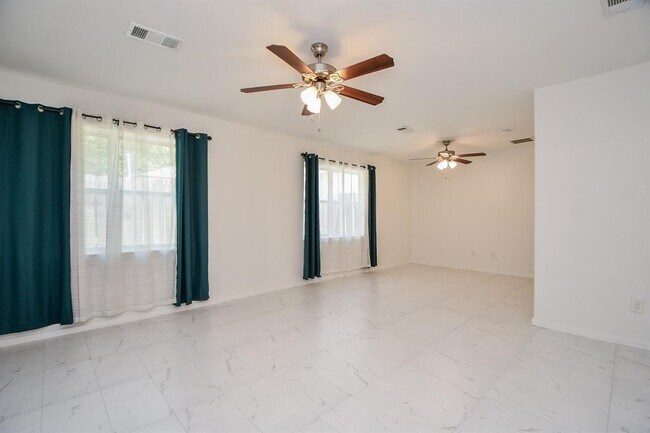Building Photo - 9806 Larston St