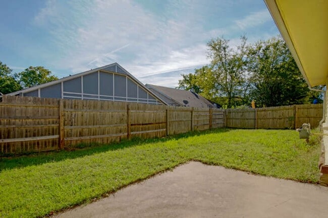 Building Photo - Great little modern and super clean home i...