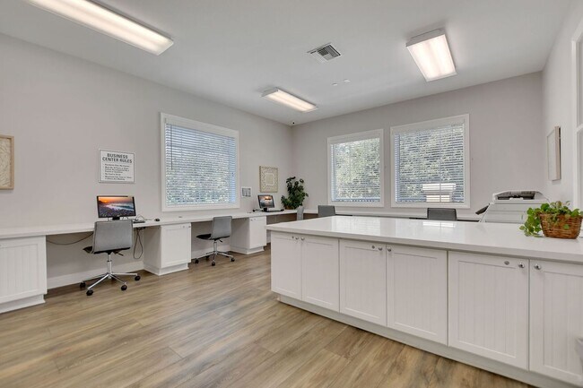 Building Photo - 15723 Parkhouse Dr