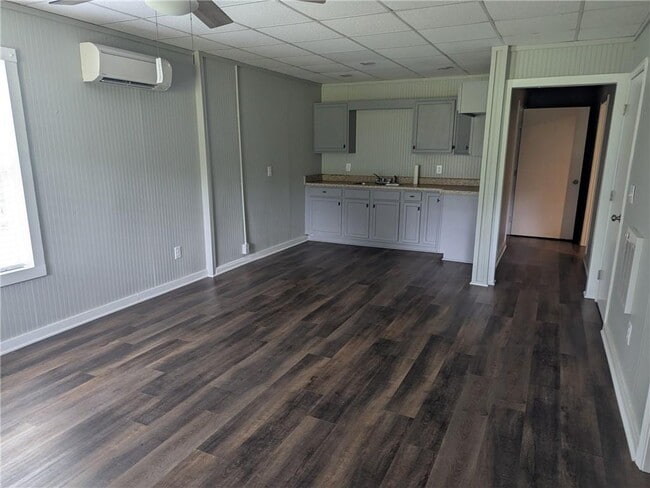 Building Photo - 58 Pinewood Dr
