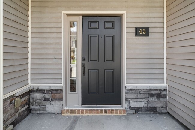 Building Photo - Thoughtfully Designed 4BR Home in The Commons with Open Floor Plan