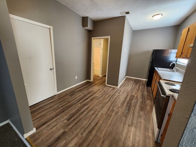 Building Photo - Spacious 1-Bedroom, 1-Bathroom HOUSE AVAILABLE NOW!!