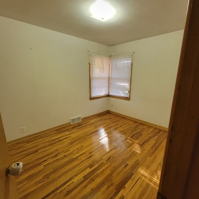 Building Photo - 20 W 25th Ave