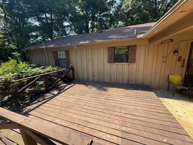 Building Photo - 102 Hickory Hill Dr
