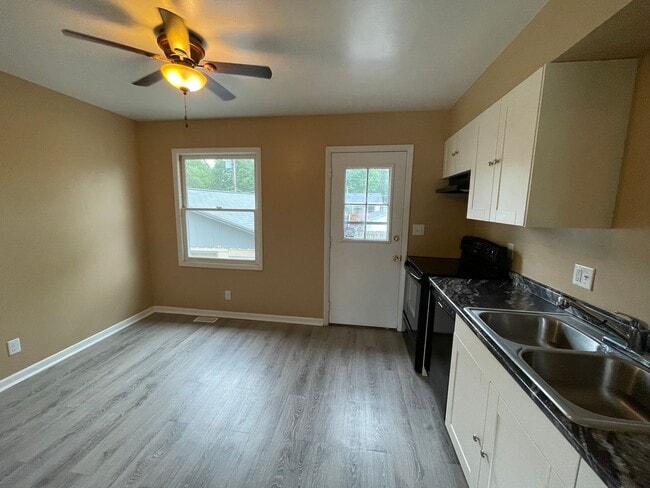 Building Photo - Split Foyer Available Now!