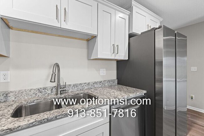 Building Photo - Fresh 3 Bedroom, 2 Bathroom Half Duplex