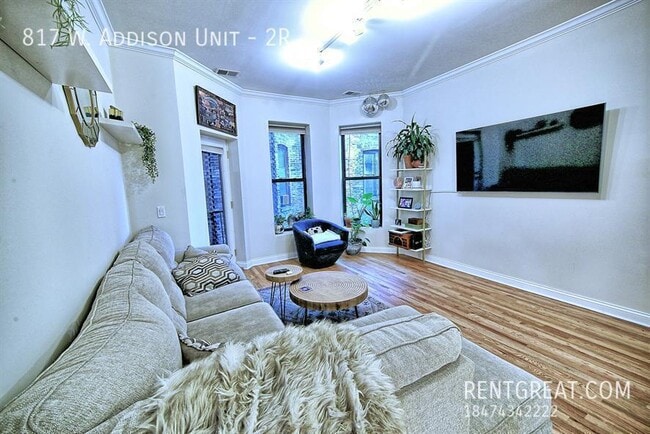 Building Photo - 817 W Addison St