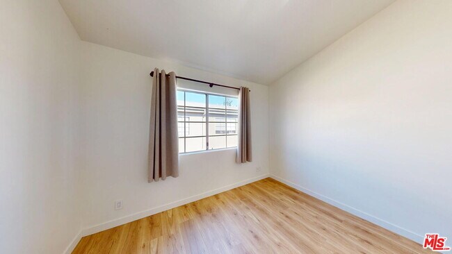 Building Photo - 18347 Saticoy St