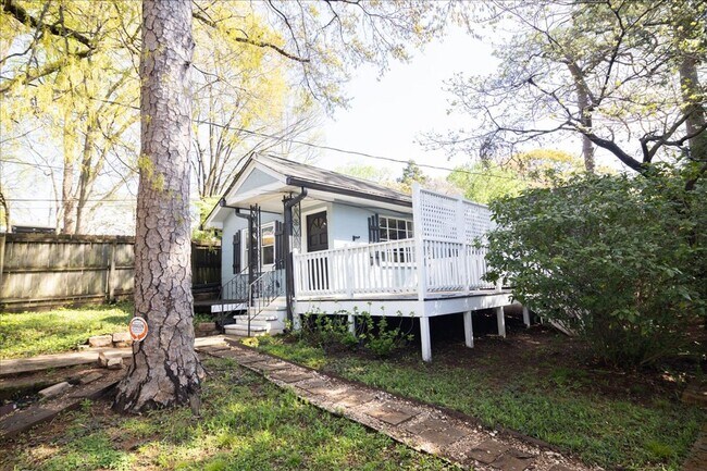 Building Photo - Beautifully Renovated 2/1 in Desirable Grant Park!