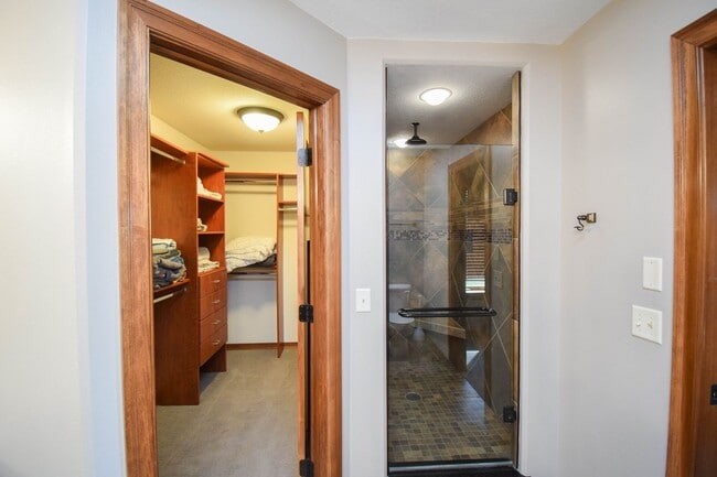 Building Photo - 2204 S Silverthorne Ave