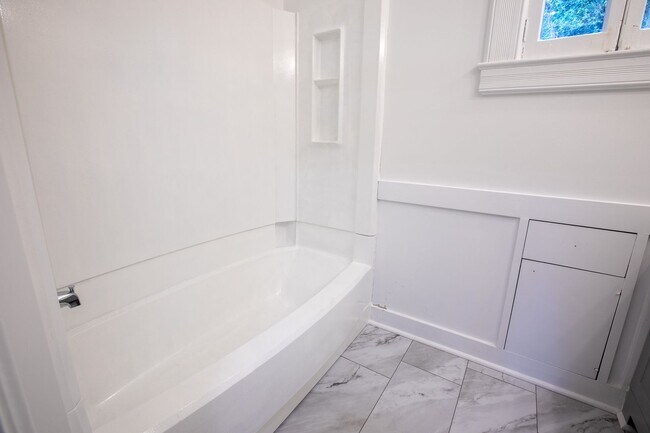 Building Photo - 1940-1946-1946 SW Market St Dr