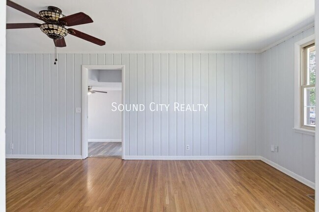 Building Photo - 7016 Bonnalake Dr