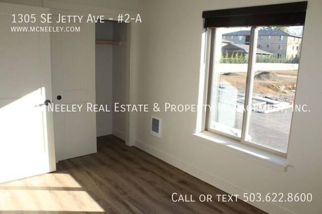 Building Photo - Upper level 2 bed/ 1 bath w/ 1 Assigned Pa...