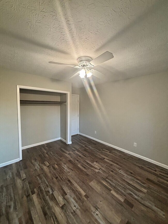 Building Photo - Newly Updated 4bd/3bth in Seymour!