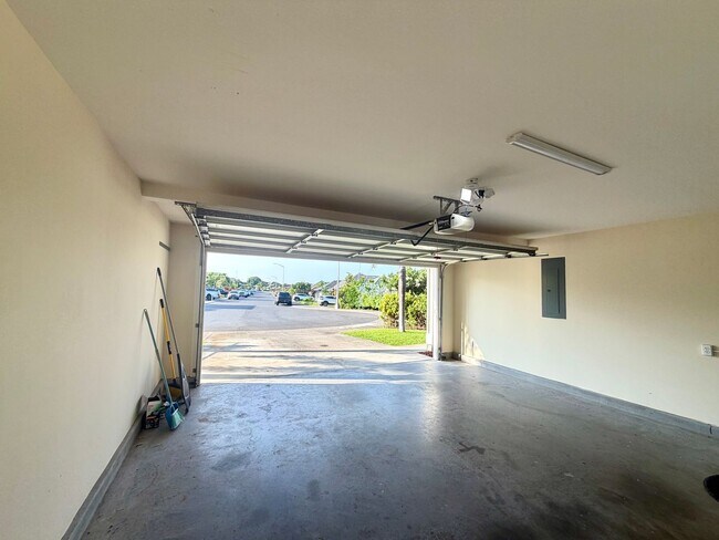 Building Photo - 75-654-654 Lalii Pl