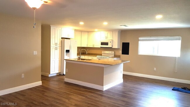 Building Photo - 12080 Moss Dr