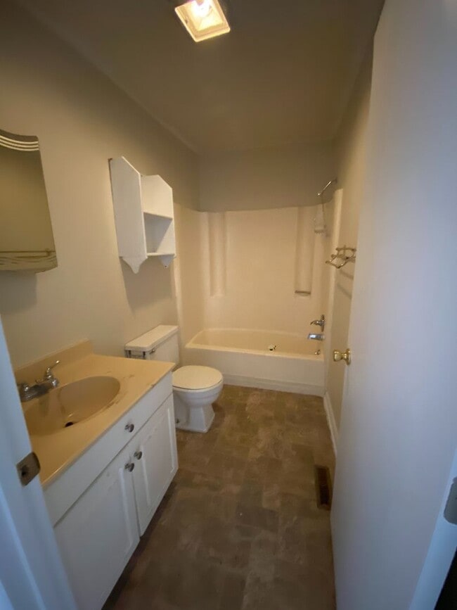 Building Photo - 3 Bedroom 1.5 Bath House