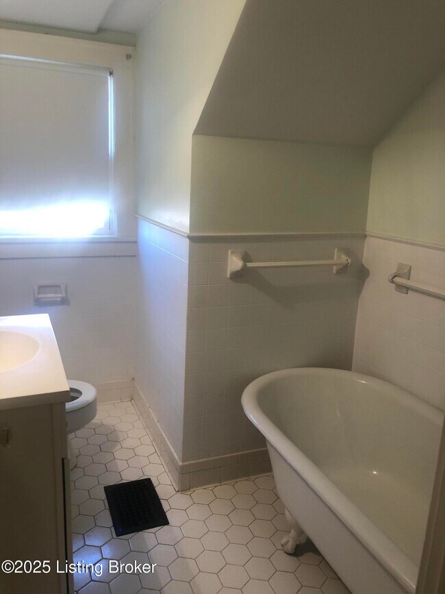 Building Photo - 2167 Eminence