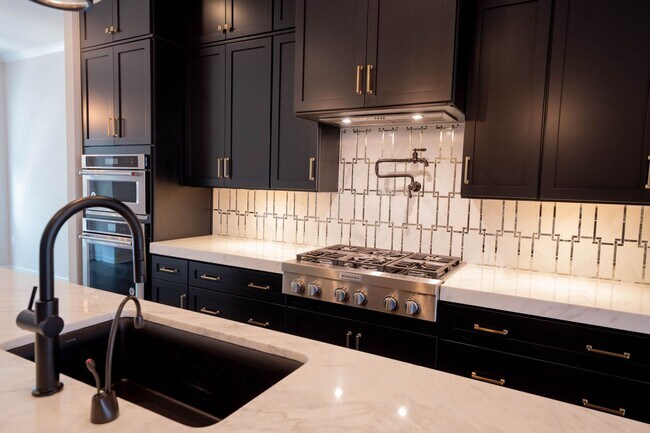 Building Photo - Luxury Reston Rental
