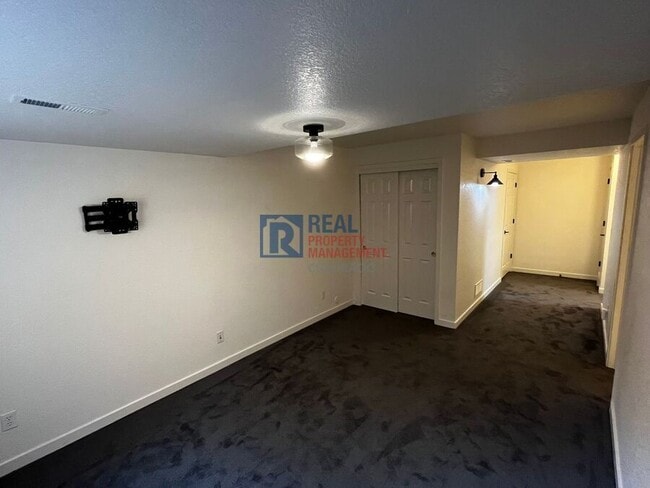 Building Photo - 737 Snowberry St