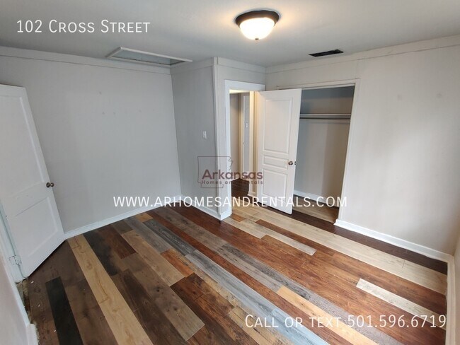 Building Photo - 102 Cross St