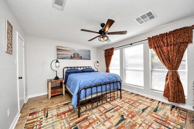 Building Photo - 15715 Creekhaven Dr