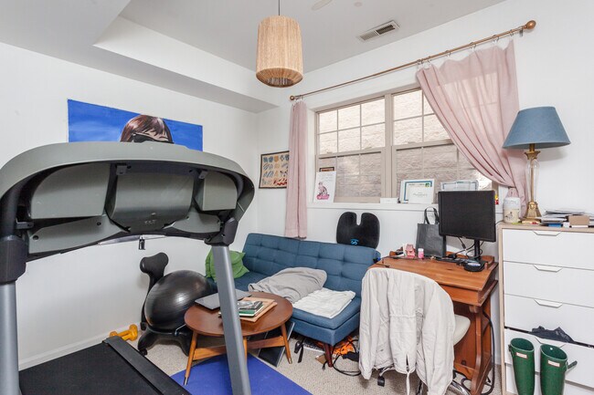 Building Photo - 1357 N Artesian Ave